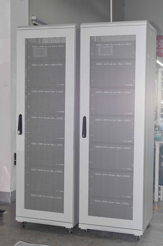 バッテリー電源 20-100KWh 高電圧充電制限電圧の電源キャビネット